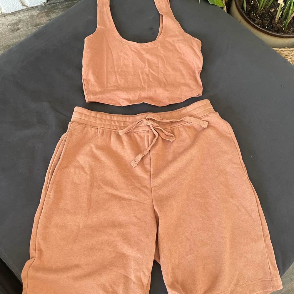 New crop top top w/ high waist shorts - Picture 2 of 3